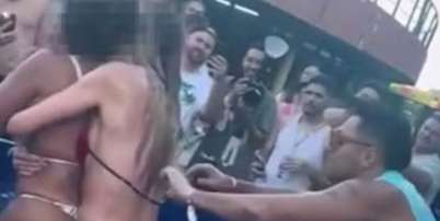 Tirullipa desamarra biqu&iacute;ni de uma mulher Foto: Reprodu&ccedil;&atilde;o | Instagram