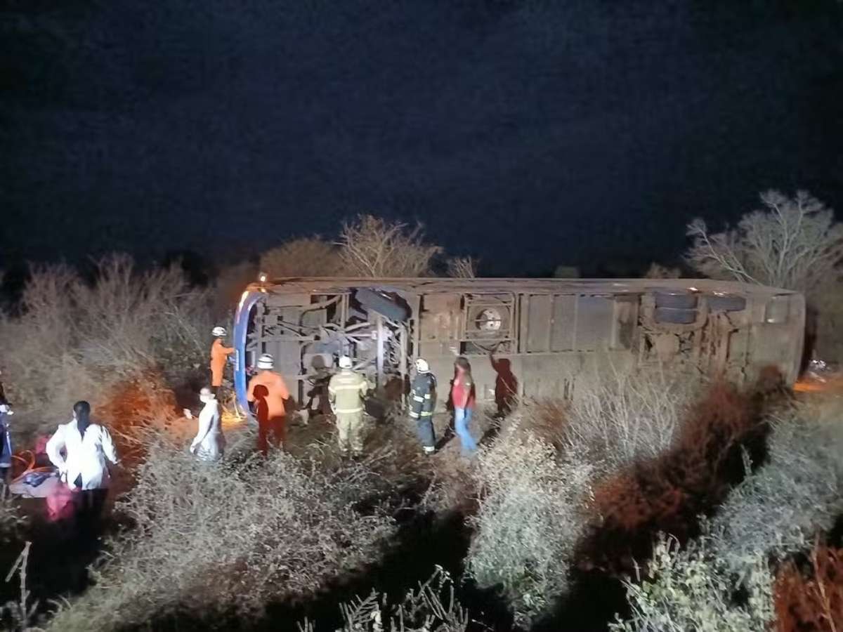 Ônibus tomba na BR-122 e deixa sete mortos em Iraquara, interior da Bahia