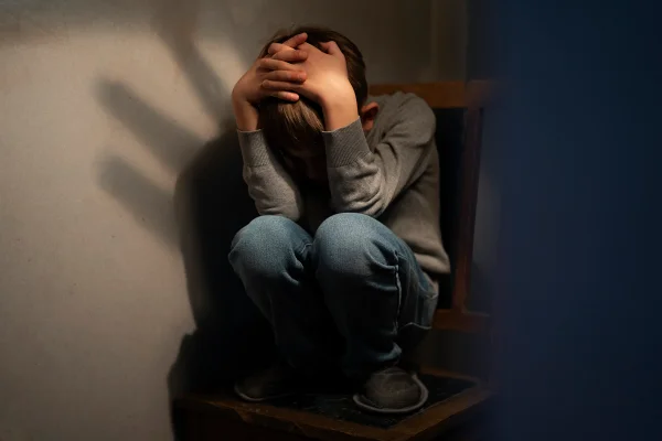 Homem pega 5 meses de detenção por agredir e explorar filho de 11 anos
