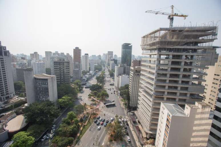 Marquise desaba na Avenida Faria Lima, em São Paulo, e atinge duas pessoas