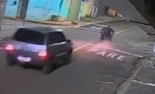 Mulher morre após idosa sofrer apagão e bater contra veículo dela em MG; bebê que estava no carro sobreviveu