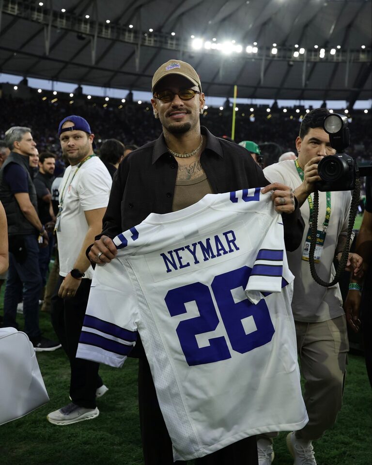 Neymar assiste ao jogo da NFL no Maracanã e ganha camisa personalizada do Dallas Cowboys