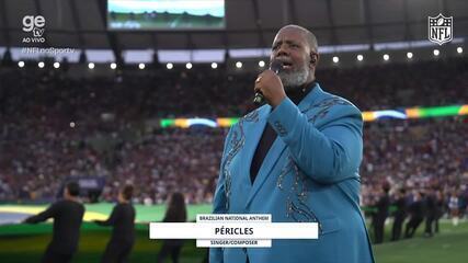 Péricles canta o Hino Nacional Brasileiro à capela, acompanhado pela torcida