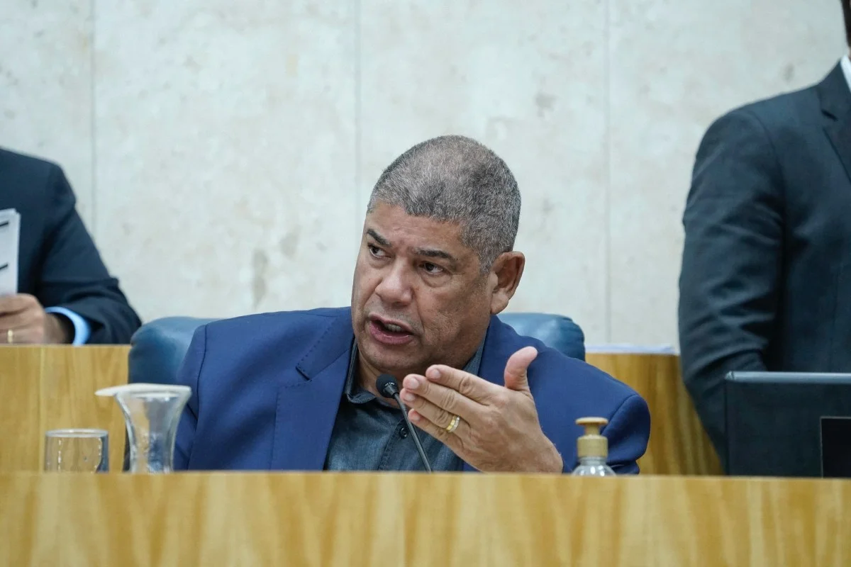 Imagem colorida mostra o vereador Milton Leite, um home pardo, de cabelo grisalho, vestindo um terno azul - Metrópoles