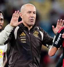 Técnico Leo Jardim comemora com De la Cruz após vitória sobre o Bragantino – Foto: GILVAN DE SOUZA/FLAMENGO / Jogada10