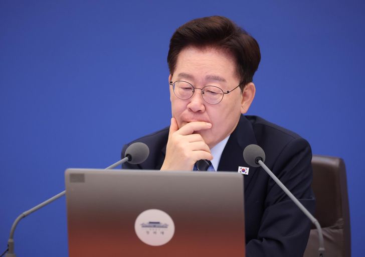 President Lee Jae Myung attends a Cabinet meeting at the presidential office Cheong Wa Dae in Seoul, Sept. 1. Yonhap