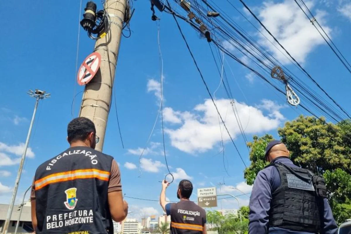Fios soltos e cabos baixos são alvo de mutirão em BH