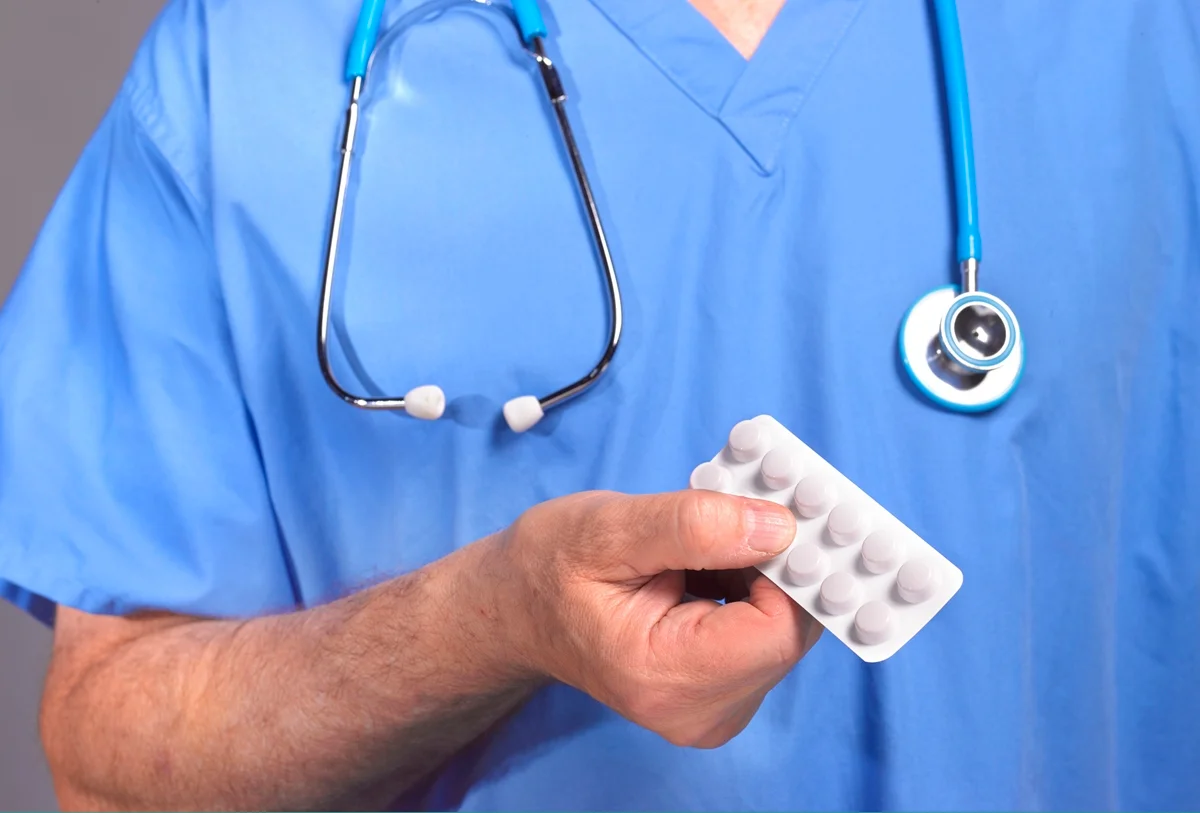 Médico oferece Pílulas de estatina para pacientes com colesterol alto - Metrópoles - diabetes