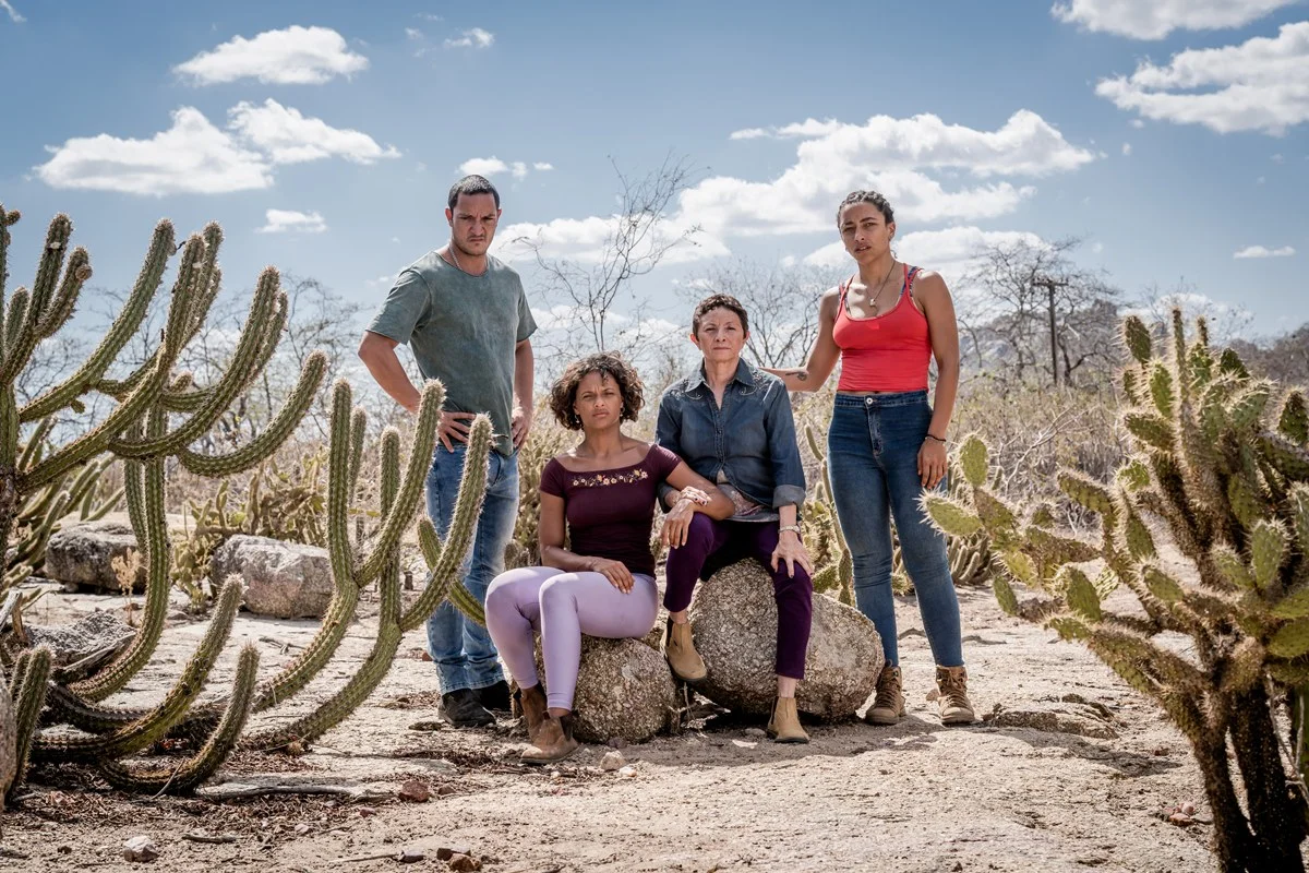 Ubaldo (Allan Souza Lima), Dilvânia (Thainá Duarte), Zeza (Marcélia Cartaxo) e Dinorah (Alice Carvalho) em Cangaço Novo