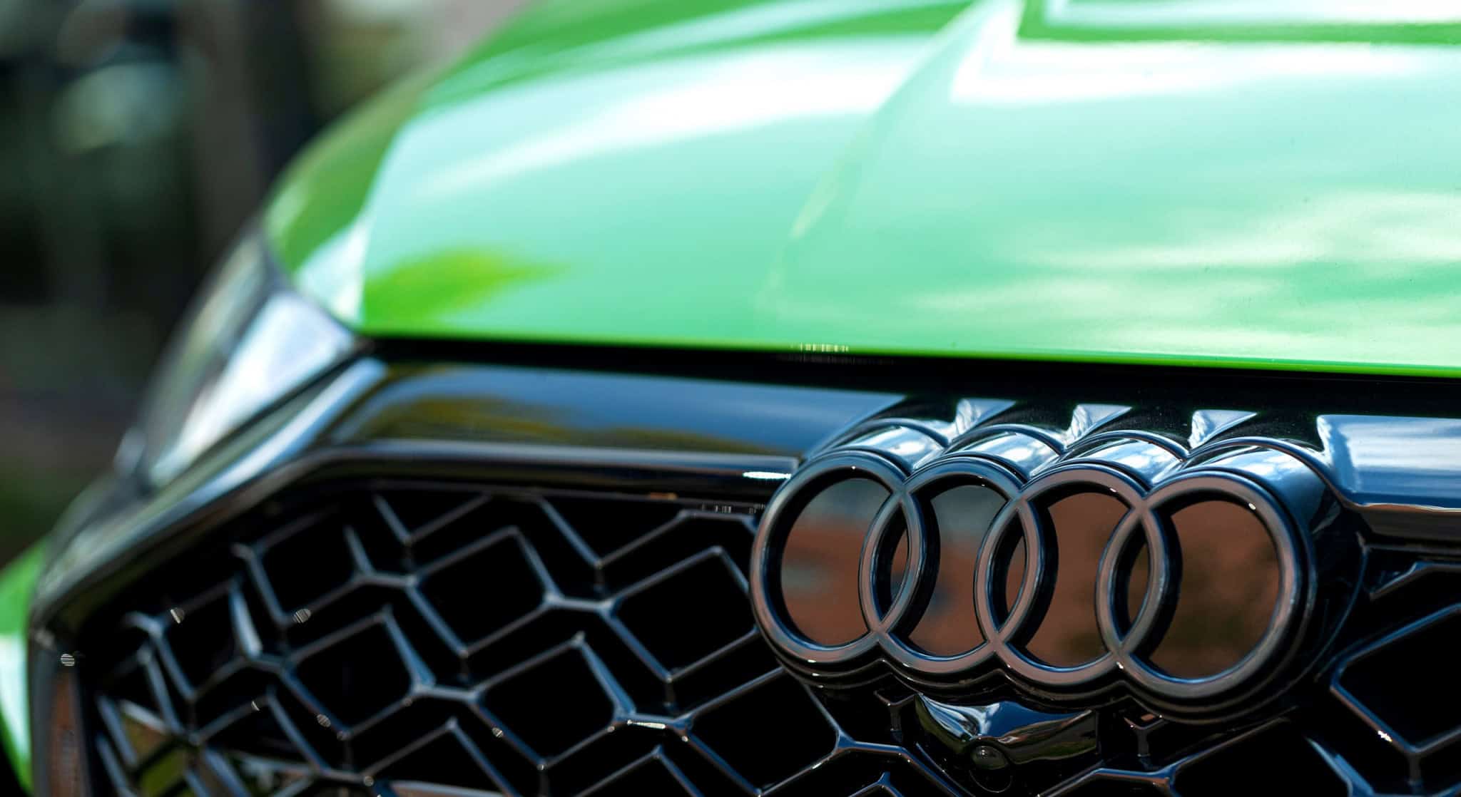 Logo da Audi em um carro