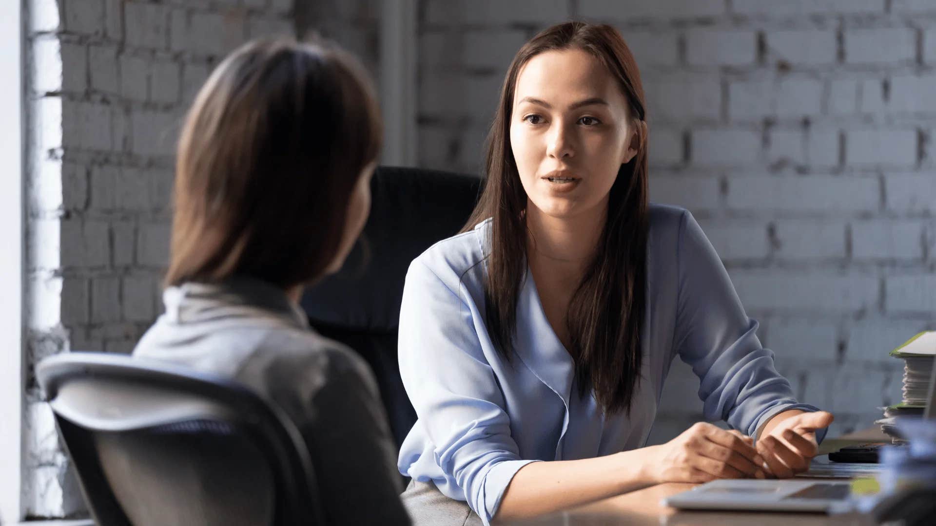 Pessoas que odeiam desperdiçar tempo frequentemente usam 7 frases para dizer profissionalmente 'Esta reunião poderia ter sido um e-mail'