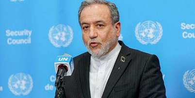 O ministro das Rela&ccedil;&otilde;es Exteriores do Ir&atilde;, Abbas Araghchi, discursa em frente a um p&oacute;dio tendo como fundo o azul da ONU. Foto: Bloomberg via Getty Images / BBC News Brasil