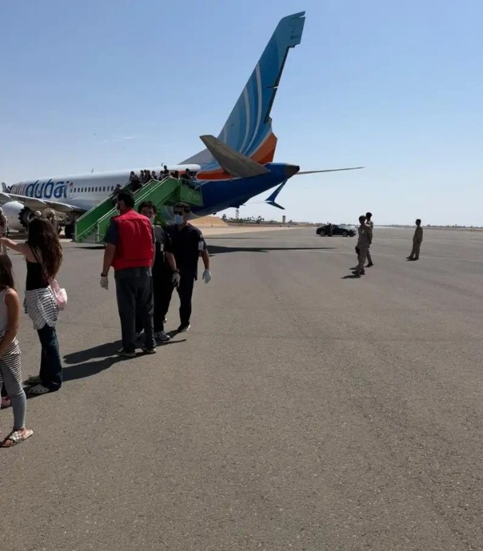 Piloto é esfaqueado pelo copiloto na cabine de avião comercial rumo a Israel, diz TV