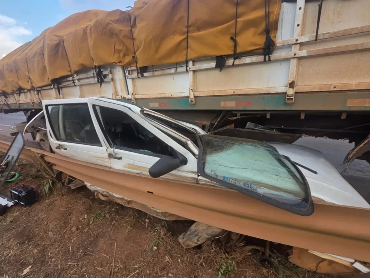 Imagens chocantes: Fiat Uno é "esmagado" por caminhão na BR-060, em Goiás