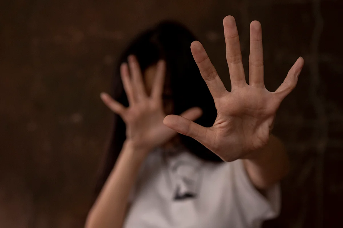 Imagem da matéria: Polícia prende padrasto da avó e tio por estuprar adolescente de 12 anos