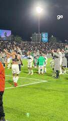 Jogadores e torcedores do Fluminense fazem festa após a partida