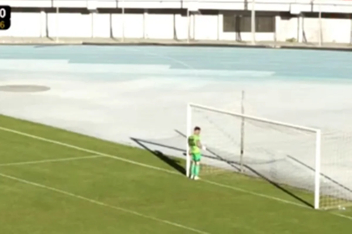 Em protesto contra a arbitragem, goleiro se recusa a defender pênalti