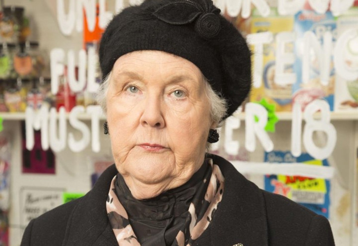 Atriz Stephanie Cole, famosa por viver 'A Viúva Negra', morre aos 84 anos