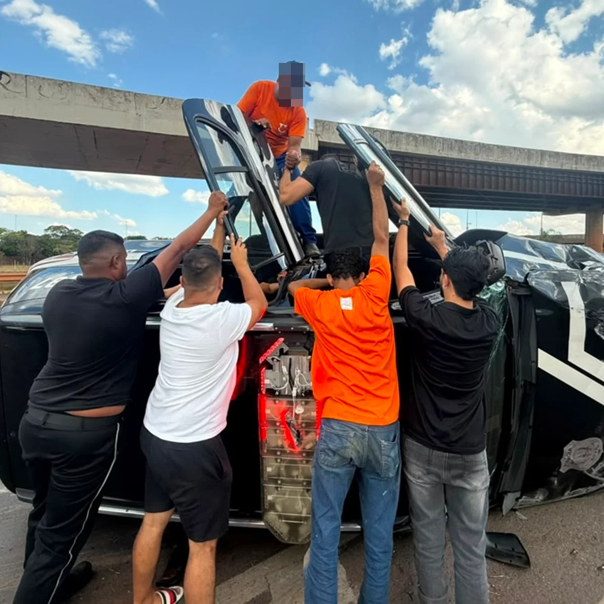 Viatura da Polícia Civil do DF capota e deixa um agente ferido