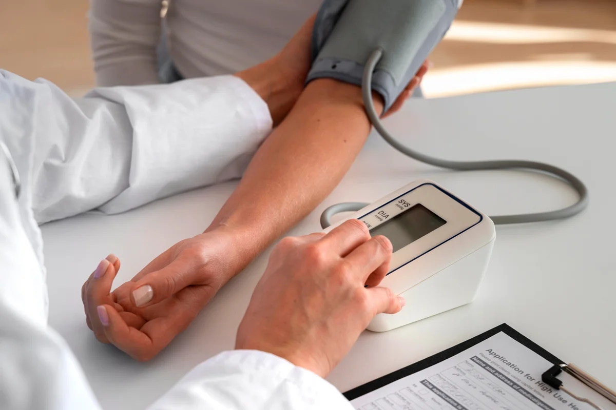 Foto colorida que simula o aferimento de pressão alta - medida é fundamental para diagnosticar hipertensão resistente Metrópoles