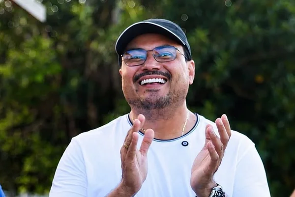 Quem é José Thomé Neto, prefeito que agarrou Manu Bahtidão durante show