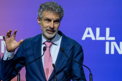O ministro dos Transportes não garante que os preços não subirão após a privatização do aeroporto, prometendo que as taxas serão 'parcialmente regulamentadas'.