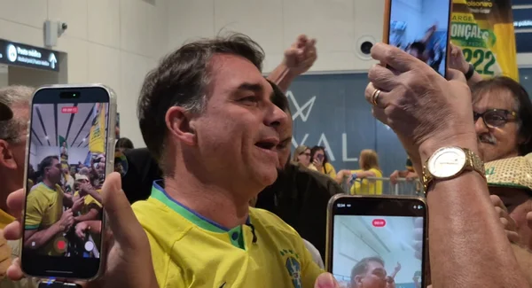 Flávio planeja últimos atos de campanha no 1º turno em SP e no Rio