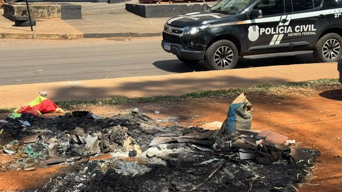 Mãe de bebê carbonizado em monte de lixo no DF é presa por infantícidio