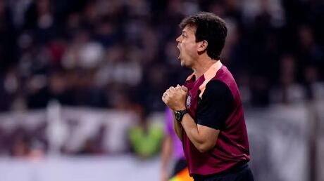 ‘Nestes 40 dias fiz o pior trabalho da minha vida’, admite, Diniz, depois da sexta derrota seguida do Corinthians. Jogadores evitam a demissão. Por enquanto