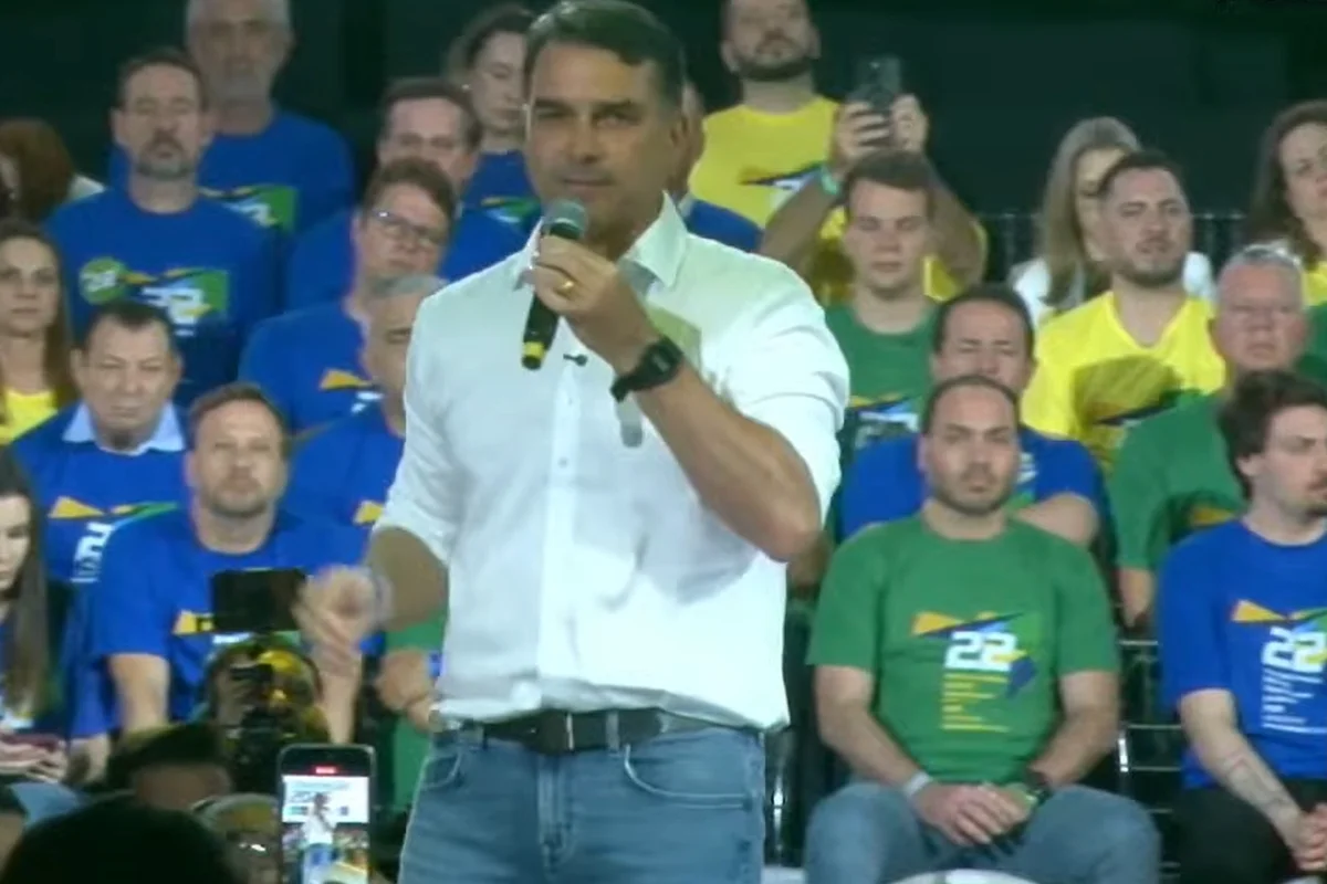Flávio Bolsonaro durante convenção do PL-SC