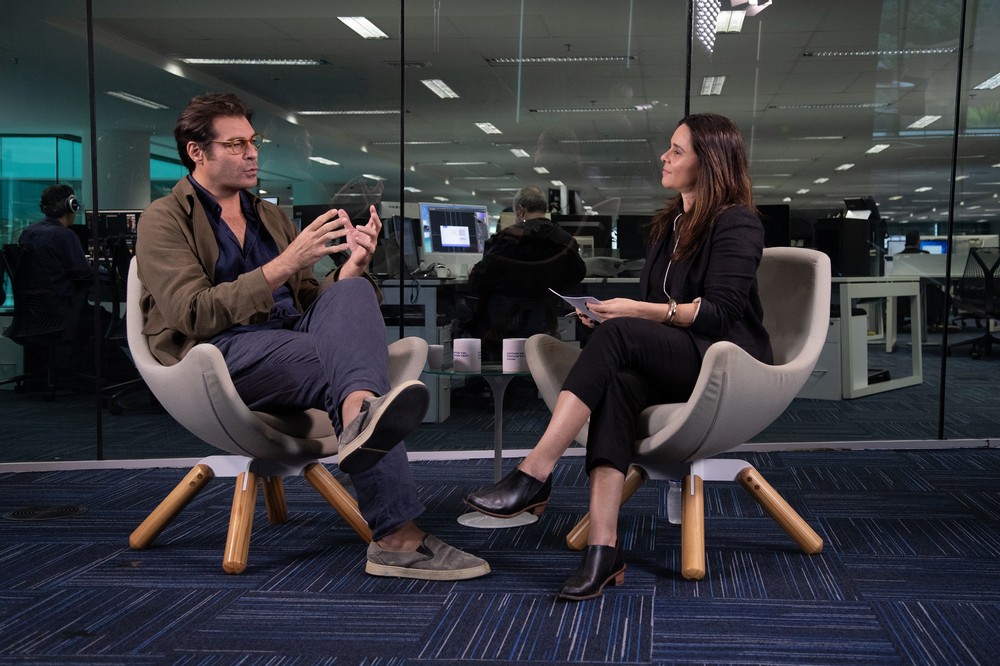 Thiago Lacerda e a jornalista Maria Fortuna no estúdio da redação do Jornal OGLOBO — Foto: Ana Branco