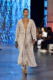 Mikaela Gomes, veterana do Metrópoles Catwalk, brilha no 3º dia de desfiles