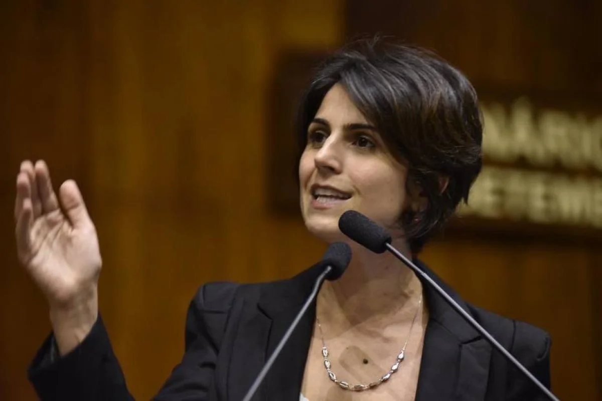 Imagem da matéria: ONG de Manuela D’Ávila fez podcast pago por emenda a R$ 20 mil o episódio