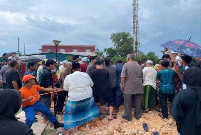 Jenazah seorang lelaki berusia 23 tahun seberat kira-kira 250 kg menyebabkan proses pemindahan yang dilakukan oleh APM Rantau Panjang dari HPUSM Kubang Kerian ke Masjid Al-Hidayah sebelum dibawa ke Tanah Perkuburan Gual Tinggi di Rantau Panjang mengambil masa hampir lima jam pada Jumaat.
