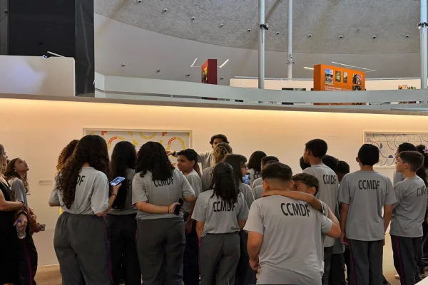 Utopias em construção: estudantes conhecem Brasília por fotos e documentos