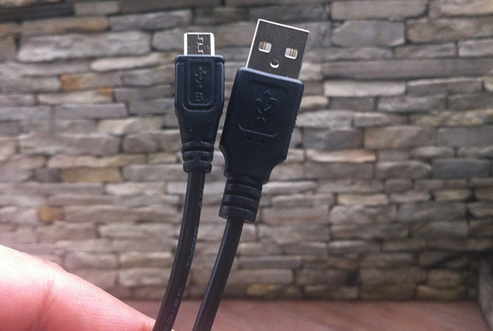 Nem todo cabo USB tem qualidade para transmitir vídeo — Foto: Marvin Costa/TechTudo