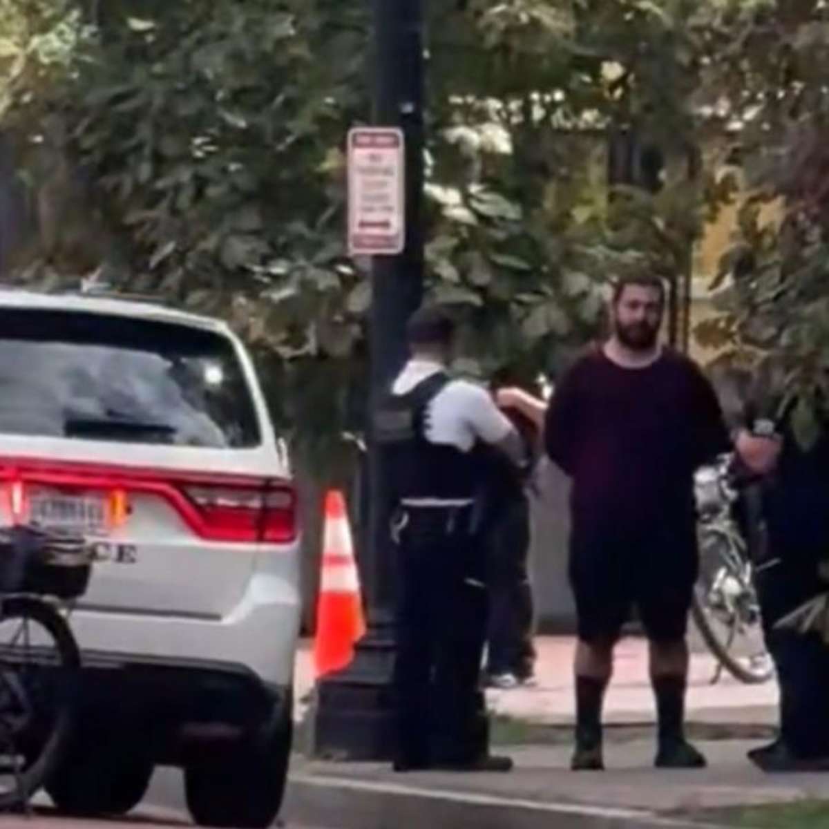 Homem é detido após invadir área da Casa Branca com carro e exigir falar com Trump