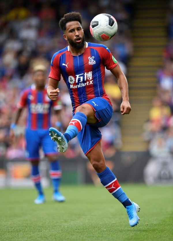 Ex-jogador da Premier League, Andros Townsend é atropelado por rolo de gramado durante partida na Tailândia