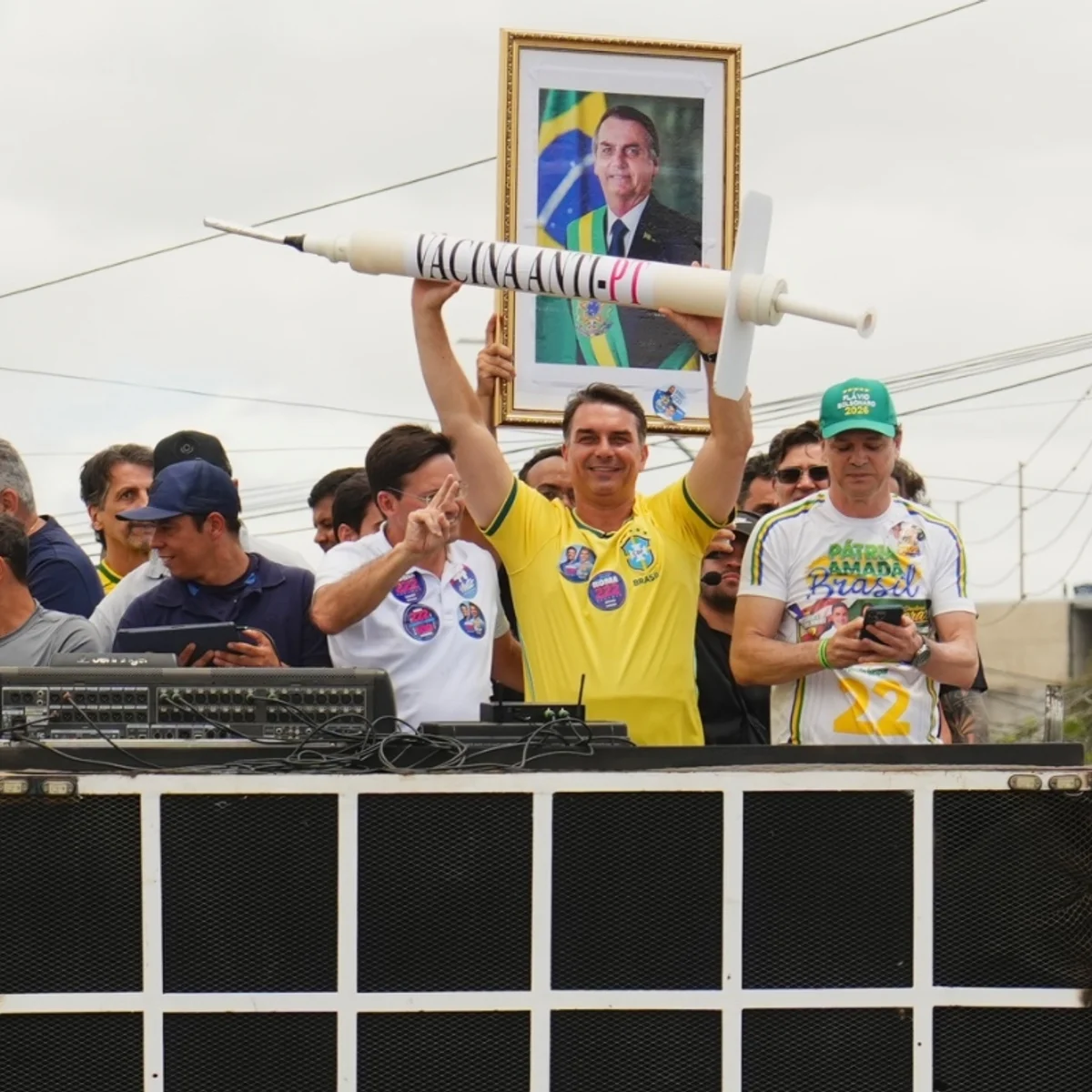 Flávio Bolsonaro diz que Lula "deve o seu mandato ao Alexandre de Moraes"