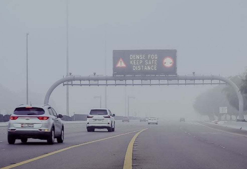 Atualização de tráfego: A neblina matinal interrompe o deslocamento em Abu Dhabi enquanto autoridades alertam motoristas para dirigirem com cautela