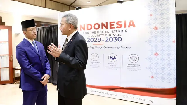 Menlu RI Sugiono berbincang dengan Menlu Singapura Vivian Balakrishnan saat secara resmi meluncurkan kampanye pencalonan Indonesia sebagai Anggota Tidak Tetap Dewan Keamanan Perserikatan Bangsa-Bangsa periode 2029–2030 di New York, Jumat (25/9/2026).