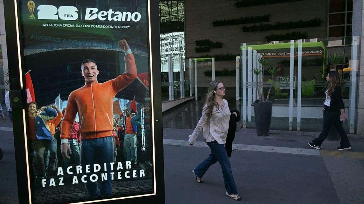 Propaganda de bet em uma rua.