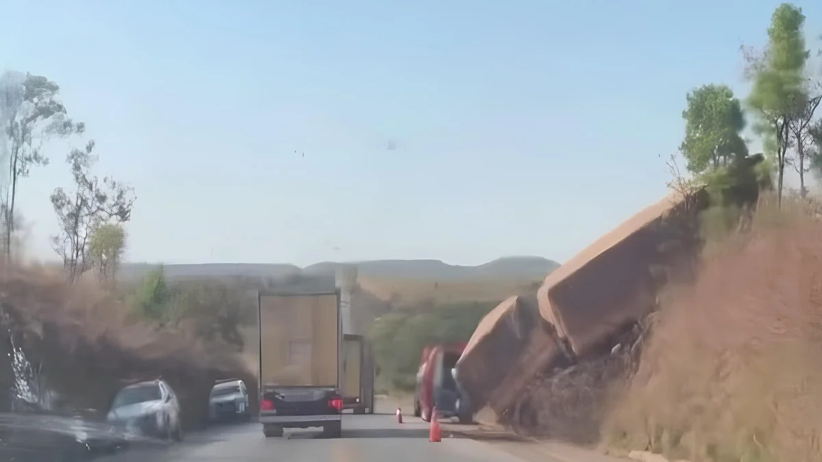 Carreta sai da pista e fica presa em barranco após acidente na BR-040