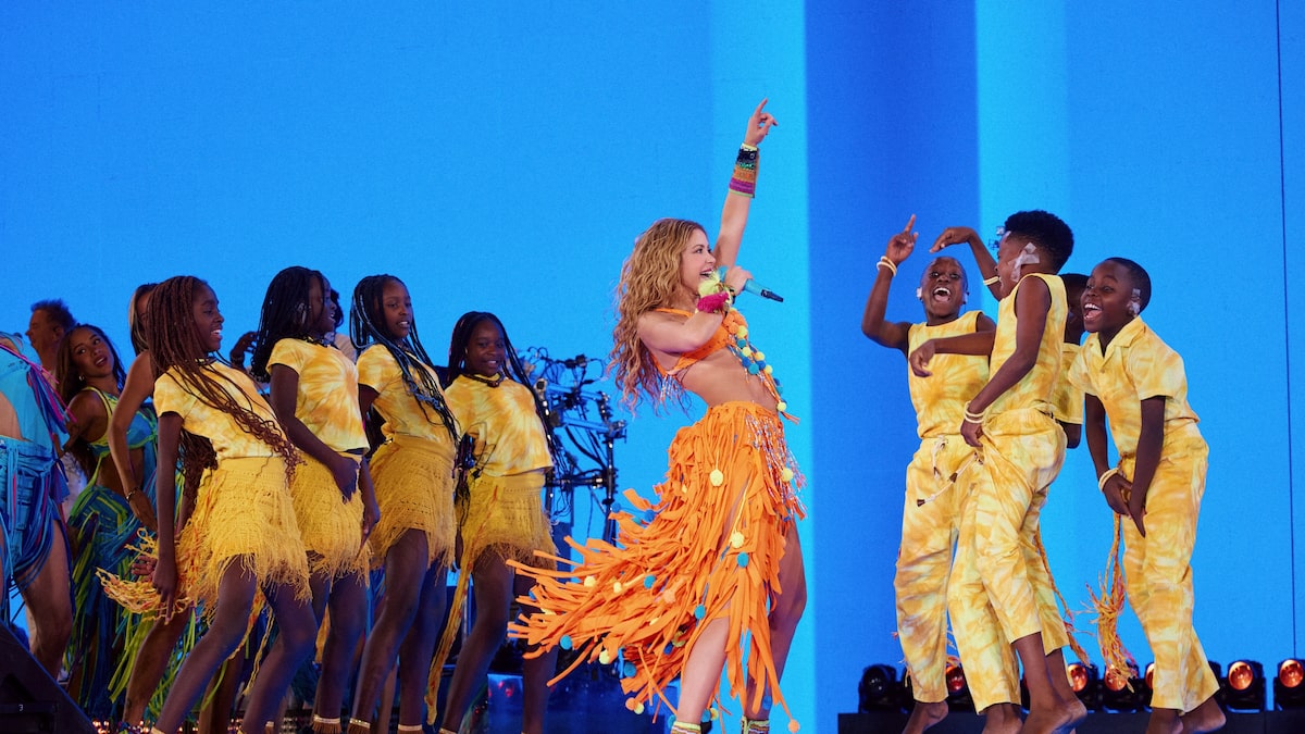Shakira reencontra Ghetto Kids em show na Espanha e cumpre promessa feita às crianças; assista