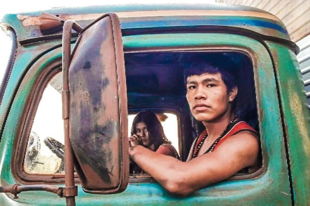 Foto de joem indígena em caminhão
