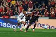 Disputa de bola em Athletico-PR x Bahia