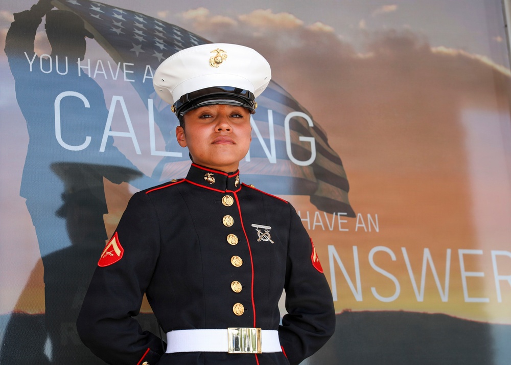 Imagem relacionada à notícia: Dirigido por Desafio: Lance Cpl. Yolisbeth Flores Graduados como Graduado de Honra e Graduado de Honra da Série