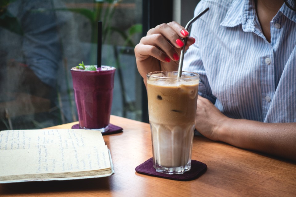 Mulher diz que é errado levar café em entrevista de emprego e revolta gen Z