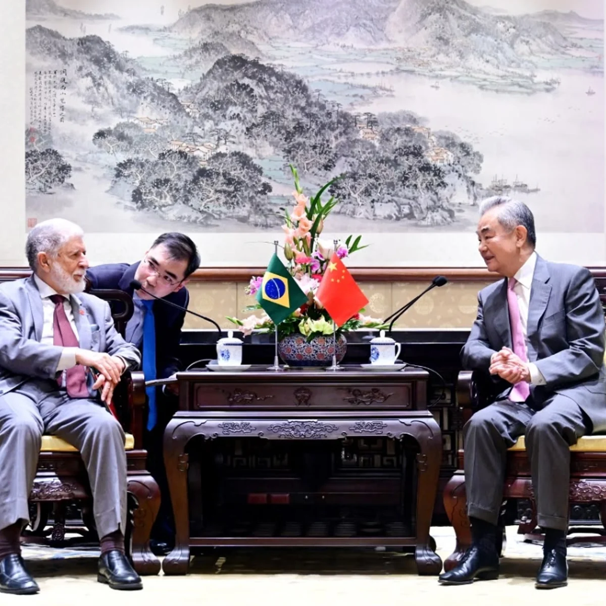 Amorim leva carta de Lula a Xi Jinping em encontro com chanceler da China