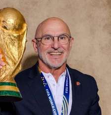 Treinador seguirá à frente da seleção espanhola durante a Copa do Mundo de 2030 – Foto: Diego Souto/Getty Images / Jogada10
